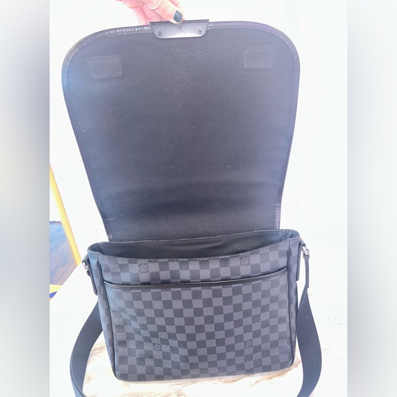 Louis Vuitton District Messenger Bag Damier Graphite - Picture 6 of 16